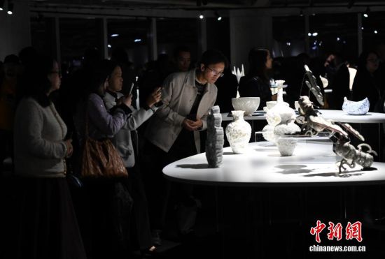 图为展览吸引观众。中新社记者 王东明 摄 图为展览吸引观众。中新社记者 王东明 摄