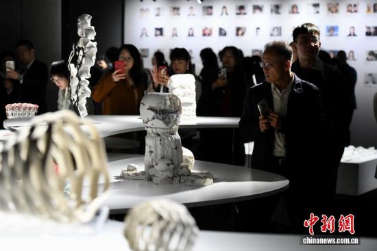 图为观众参观展览。中新社记者 王东明 摄 图为观众参观展览。中新社记者 王东明 摄