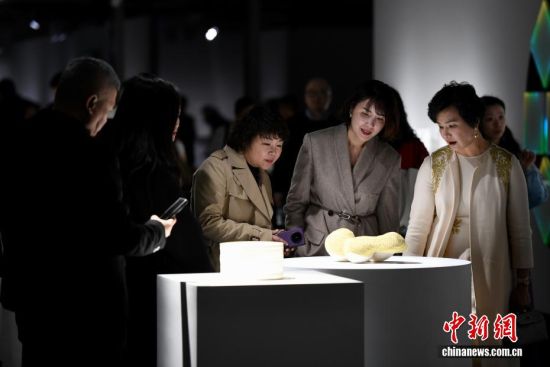 图为观众参观展览。中新社记者 王东明 摄 图为观众参观展览。中新社记者 王东明 摄