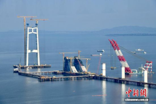 1月16日,空中俯瞰建设中的厦金大桥(厦门段)。中新社记者 王东明 摄 1月16日,空中俯瞰建设中的厦金大桥(厦门段)。中新社记者 王东明 摄