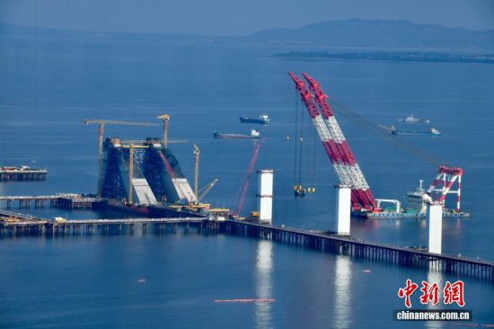 1月16日,空中俯瞰建设中的厦金大桥(厦门段)。中新社记者 王东明 摄 1月16日,空中俯瞰建设中的厦金大桥(厦门段)。中新社记者 王东明 摄