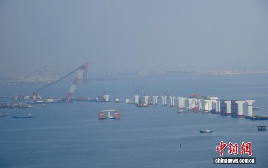 1月16日,空中俯瞰建设中的厦金大桥(厦门段)。中新社记者 王东明 摄 1月16日,空中俯瞰建设中的厦金大桥(厦门段)。中新社记者 王东明 摄
