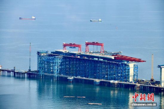 1月16日,空中俯瞰建设中的厦金大桥(厦门段)。中新社记者 王东明 摄 1月16日,空中俯瞰建设中的厦金大桥(厦门段)。中新社记者 王东明 摄