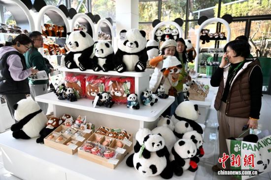 图为熊猫文创品吸引参观者。中新社记者 吕明 摄 图为熊猫文创品吸引参观者。中新社记者 吕明 摄