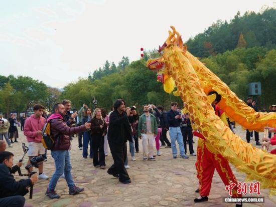 ÔÚÕñ³É¥ǰ£¬¡°½ðÁú¡±Î趯£¬Å·ÖÞÍøºì´óVÕùÏà¼Ç¼¡£ÓÀ¶¨ÇøÈÚýÌåÖÐÐĹ©Í¼ ÔÚÕñ³É¥ǰ£¬¡°½ðÁú¡±Î趯£¬Å·ÖÞÍøºì´óVÕùÏà¼Ç¼¡£ÓÀ¶¨ÇøÈÚýÌåÖÐÐĹ©Í¼