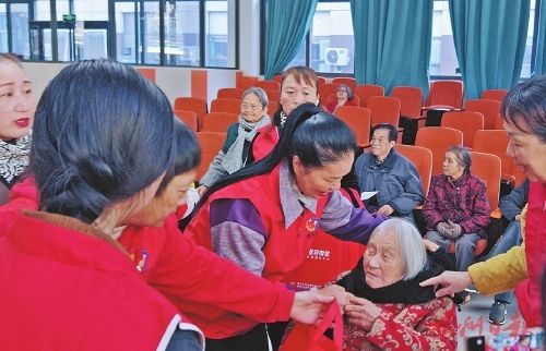 省巾帼志愿服务十大感动人物谢惠容(左三)带着晋安区“惠容·妇女微家”的巾帼志愿者为老年人献爱心。 省巾帼志愿服务十大感动人物谢惠容(左三)带着晋安区“惠容·妇女微家”的巾帼志愿者为老年人献爱心。