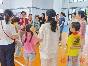 市直机关“福爱妈妈”与结对留守困境儿童一起做游戏。 市直机关“福爱妈妈”与结对留守困境儿童一起做游戏。