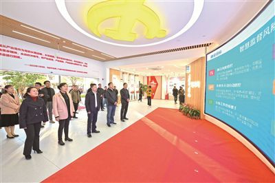 福州市纪委监委打造的“左海清风讲习所”已成为广大党员干部开展党建活动的重要阵地。图为党员干部在该讲习所现场研学。资料图片 福州市纪委监委打造的“左海清风讲习所”已成为广大党员干部开展党建活动的重要阵地。图为党员干部在该讲习所现场研学。资料图片