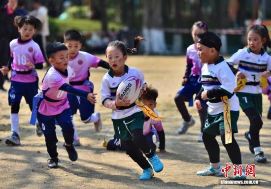 1��17�գ�С�˶�Ա�������Ϸ���ƴ������������� �ű� ��