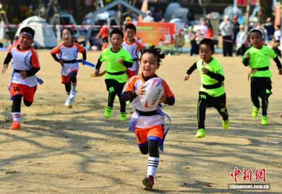 1��17�գ�С�˶�Ա�������Ϸ���ƴ������������� �ű� ��