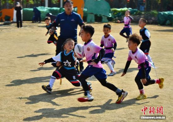 1��17�գ�С�˶�Ա�������Ϸ���ƴ������������� �ű� ��