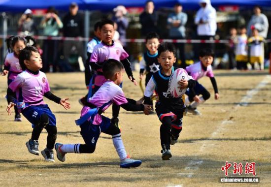 1��17�գ�С�˶�Ա�������Ϸ���ƴ������������� �ű� ��