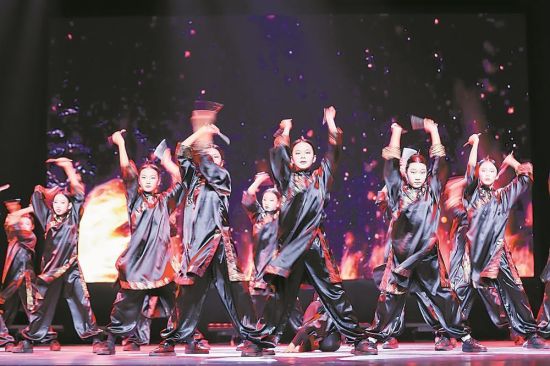 图为英姿飒爽的女演员们表演《三条簪》节目,用街舞语言活化非遗传统头饰文化。 图为英姿飒爽的女演员们表演《三条簪》节目,用街舞语言活化非遗传统头饰文化。