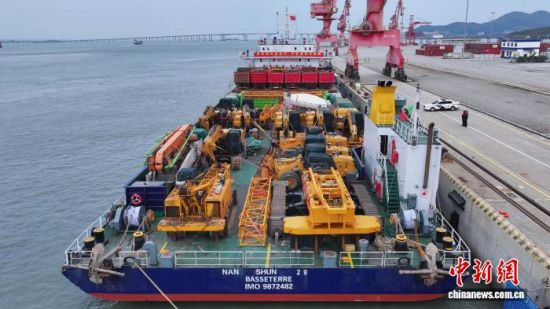 20�գ��ɻ�������˳29����װ�ؿ������ڻ����Ĵ����ȹ����豸��ƽ̶����ͷʻ�����������ǰ��ɰ͸ۡ�����־�� ��