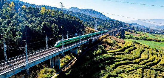 穿过云南普洱市的中老铁路“复兴号”动车组 图/新华 穿过云南普洱市的中老铁路“复兴号”动车组 图/新华