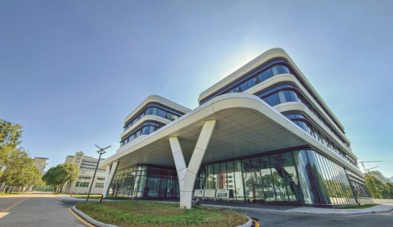 地处沙县区三明高新技术产业开发区的沪明临港产业园,是上海与三明对口合作的核心项目,聚焦高端装备、医疗器械、医美健康等产业,致力于打造百亿级研发制造基地。(全媒体记者 林文斌 摄) 地处沙县区三明高新技术产业开发区的沪明临港产业园,是上海与三明对口合作的核心项目,聚焦高端装备、医疗器械、医美健康等产业,致力于打造百亿级研发制造基地。(全媒体记者 林文斌 摄)