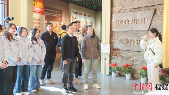 ¡¡¡¡Í¼ÎªÊµ¼ù¶ÓÔÚÄÑÍüϵ³Ö÷Ìâ¹Ý¿ªÕ¹¡°³¡¹Ý˼Õþ¿Î¡±¡£ºÎ¾§ Éã ¡¡¡¡Í¼ÎªÊµ¼ù¶ÓÔÚÄÑÍüϵ³Ö÷Ìâ¹Ý¿ªÕ¹¡°³¡¹Ý˼Õþ¿Î¡±¡£ºÎ¾§ Éã