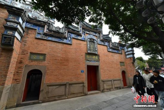 图为民众从古田会馆旁经过。中新社记者 张斌 摄 图为民众从古田会馆旁经过。中新社记者 张斌 摄