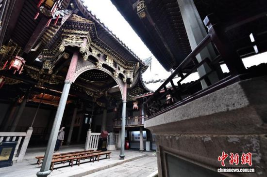 图为市民在古田会馆内参观。中新社记者 张斌 摄 图为市民在古田会馆内参观。中新社记者 张斌 摄