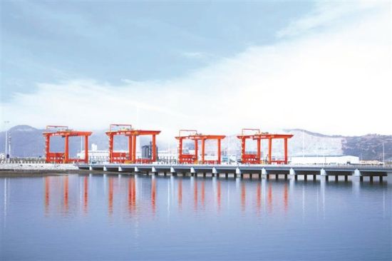 在福州港三都澳港区漳湾作业区18-20号泊位,4台自动化轨道吊整齐矗立,为港口智能化升级、提升装卸效率提供有力支撑。 在福州港三都澳港区漳湾作业区18-20号泊位,4台自动化轨道吊整齐矗立,为港口智能化升级、提升装卸效率提供有力支撑。