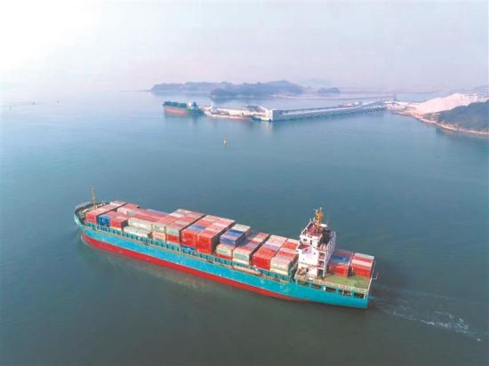 日前,在漳湾作业区21号泊位,满载集装箱的货轮有序进出,港区作业火力全开,一派繁忙景象 日前,在漳湾作业区21号泊位,满载集装箱的货轮有序进出,港区作业火力全开,一派繁忙景象