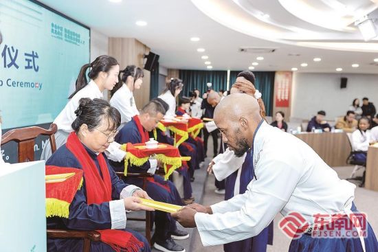 �ڻ�ֳ����Ϸ��������з���ʦ�а�ʦ��