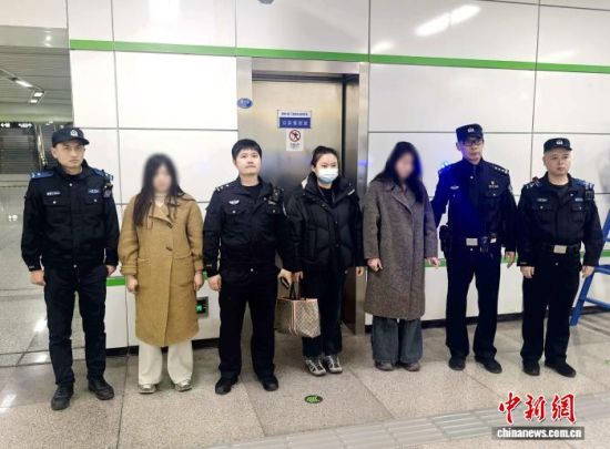 厦门警方接报案2小时内抓获以借钱为由诈骗现金的嫌疑人周某。厦门市公安局 供图 厦门警方接报案2小时内抓获以借钱为由诈骗现金的嫌疑人周某。厦门市公安局 供图