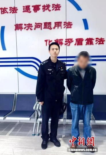 厦门警方赴外省抓获以抵物为由诈骗钱款的嫌疑人尹某。厦门市公安局 供图 厦门警方赴外省抓获以抵物为由诈骗钱款的嫌疑人尹某。厦门市公安局 供图