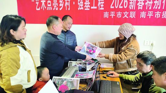 将“全家福”赠送给村民 将“全家福”赠送给村民