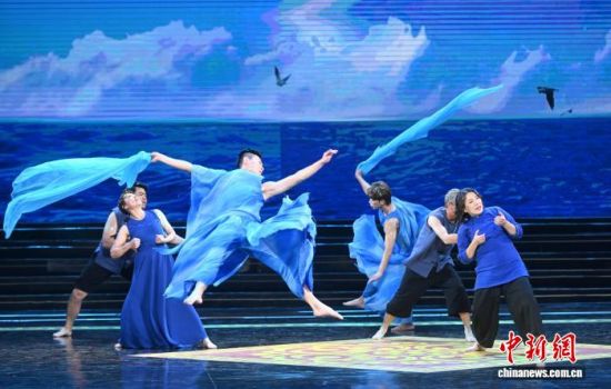 1月20日,2026福州十邑春节联欢晚会在福州海峡文化艺术中心完成录制。图为马祖马悠蹈屿舞蹈团演绎的《拍楸的呵声》。中新社记者 吕明 摄 1月20日,2026福州十邑春节联欢晚会在福州海峡文化艺术中心完成录制。图为马祖马悠蹈屿舞蹈团演绎的《拍楸的呵声》。中新社记者 吕明 摄