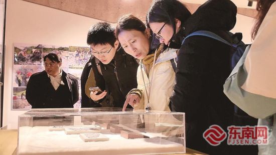 ÓοÍÔÚ¡°ÒÚÄêÁúÄñչʾ¹Ý¡±¹Û¿´»¯Ê¯¡£ ÓοÍÔÚ¡°ÒÚÄêÁúÄñչʾ¹Ý¡±¹Û¿´»¯Ê¯¡£