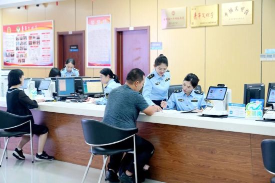 全国巾帼文明岗——福州市政务服务中心市场监督管理局窗口的巾帼团队不断用“福州效率”擦亮营商环境的名片。 全国巾帼文明岗——福州市政务服务中心市场监督管理局窗口的巾帼团队不断用“福州效率”擦亮营商环境的名片。