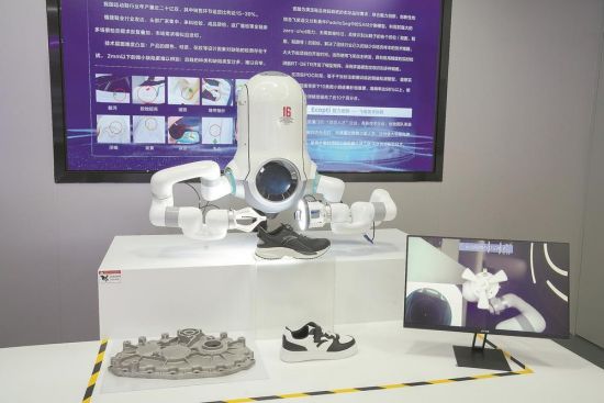 百度飞桨(厦门)人工智能产业赋能中心展出的智能化设备 林梓健 摄 百度飞桨(厦门)人工智能产业赋能中心展出的智能化设备 林梓健 摄