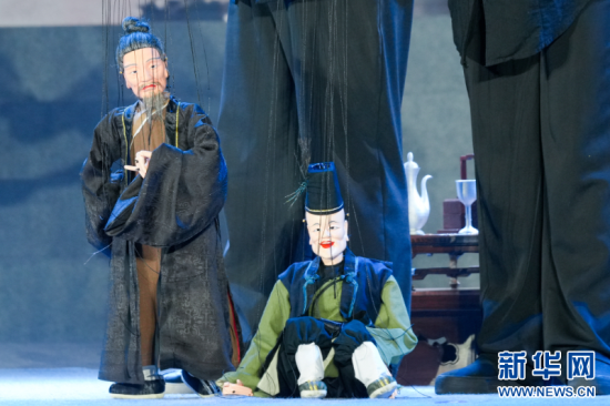 2025年10月,提线木偶剧《焚书断线》首次亮相泉州街头。新华网 肖和勇 摄 2025年10月,提线木偶剧《焚书断线》首次亮相泉州街头。新华网 肖和勇 摄