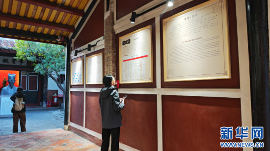 游客在李贽故居参观。新华网 刘丰 摄 游客在李贽故居参观。新华网 刘丰 摄