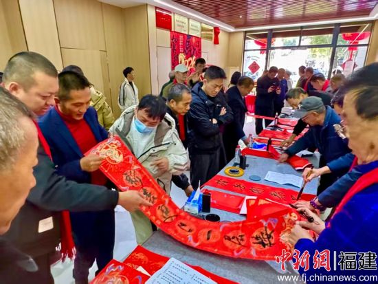 老兵书法家们挥毫波墨为后溪老兵、军烈属写春联。王文津 摄 老兵书法家们挥毫波墨为后溪老兵、军烈属写春联。王文津 摄