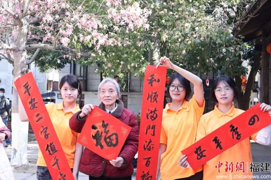 图为国际教育学院“荣光”实践队走进中山社区笔墨写“福”字。 图为国际教育学院“荣光”实践队走进中山社区笔墨写“福”字。