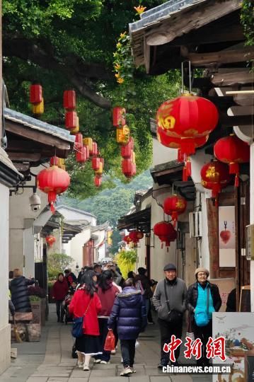 1月24日,福建福州,游客在三坊七巷游玩。中新社记者 王东明 摄 1月24日,福建福州,游客在三坊七巷游玩。中新社记者 王东明 摄