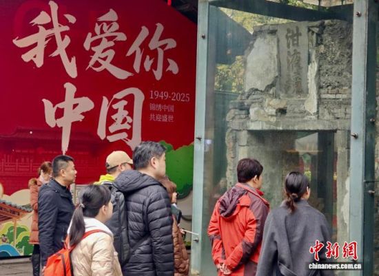 1月24日,福建福州,游客在南后街观看古迹。中新社记者 王东明 摄 1月24日,福建福州,游客在南后街观看古迹。中新社记者 王东明 摄