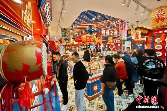 1月24日,福建福州,游客在南后街购买福州传统特色商品。中新社记者 王东明 摄 1月24日,福建福州,游客在南后街购买福州传统特色商品。中新社记者 王东明 摄