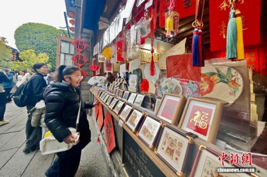 1月24日,福建福州,游客在南后街购买新春饰品。中新社记者 王东明 摄 1月24日,福建福州,游客在南后街购买新春饰品。中新社记者 王东明 摄