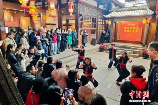 1月24日,福建福州,游客在三坊七巷古厝里观看表演。中新社记者 王东明 摄 1月24日,福建福州,游客在三坊七巷古厝里观看表演。中新社记者 王东明 摄