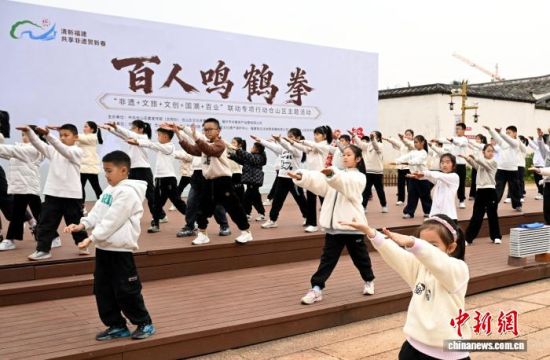 1ÔÂ25ÈÕÉÏÎ磬¸£½¨¸£ÖÝ£¬Ð¡ÅóÓѹ²Í¬ÑÝÁ·Ãùº×È¡£ÖÐÐÂÉç¼ÇÕß ÂÀÃ÷ Éã 1ÔÂ25ÈÕÉÏÎ磬¸£½¨¸£ÖÝ£¬Ð¡ÅóÓѹ²Í¬ÑÝÁ·Ãùº×È¡£ÖÐÐÂÉç¼ÇÕß ÂÀÃ÷ Éã