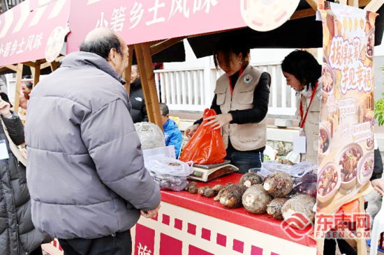 实践队队员正在售卖芋头。 实践队队员正在售卖芋头。