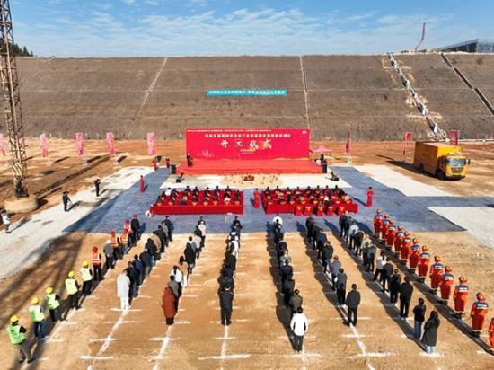 清流县氟新材料及电子化学品孵化基地建设项目(一期)开工仪式。 清流县氟新材料及电子化学品孵化基地建设项目(一期)开工仪式。