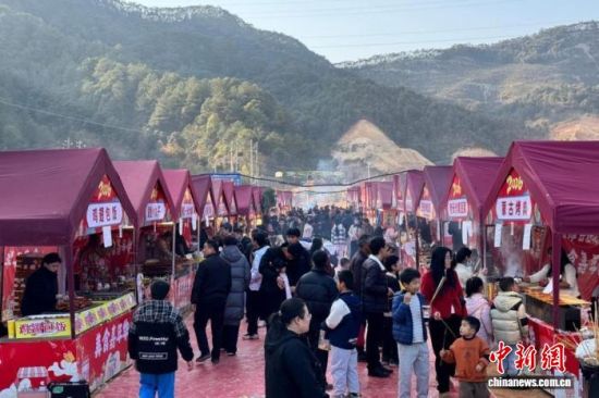 图为美食集市。罗姮 摄 图为美食集市。罗姮 摄
