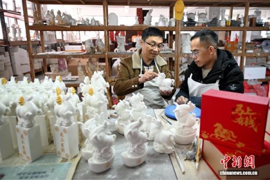 ÂíÄêÉúФ´ÉÈÈÏú£¬Í¼Îª¸£½¨Ê¡¹¤ÒÕÃÀÊõ´óʦÖܵ½¡(×ó)Ó빤ÈËÔÚÓÀ³É´Éµñ·»¹¤×÷ÊÒÖÆ×÷ÉúФ´É¡£ÖÐÐÂÍø¼ÇÕß ÂÀÃ÷ Éã ÂíÄêÉúФ´ÉÈÈÏú£¬Í¼Îª¸£½¨Ê¡¹¤ÒÕÃÀÊõ´óʦÖܵ½¡(×ó)Ó빤ÈËÔÚÓÀ³É´Éµñ·»¹¤×÷ÊÒÖÆ×÷ÉúФ´É¡£ÖÐÐÂÍø¼ÇÕß ÂÀÃ÷ Éã