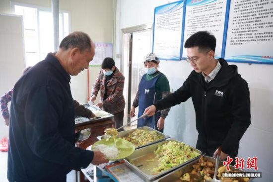 宋帆为老人打菜。华安县融媒体中心供图 宋帆为老人打菜。华安县融媒体中心供图