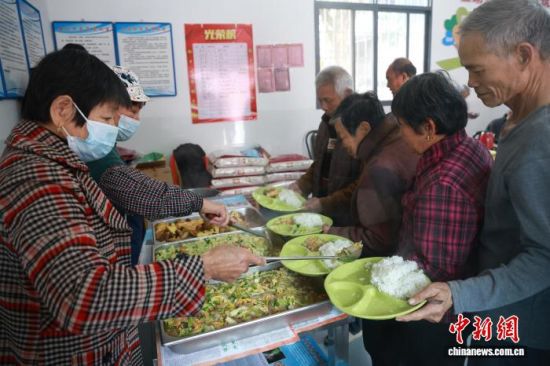 老人们排队打菜。华安县融媒体中心供图 老人们排队打菜。华安县融媒体中心供图