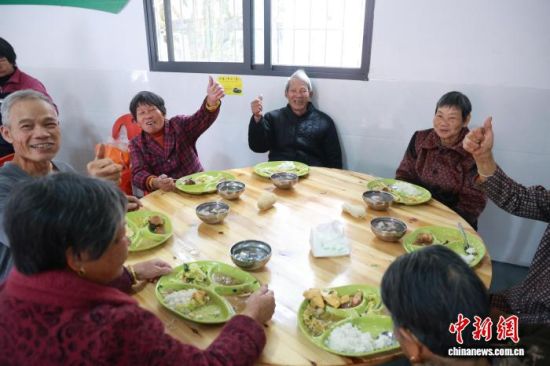 老人们开心用餐。华安县融媒体中心供图 老人们开心用餐。华安县融媒体中心供图